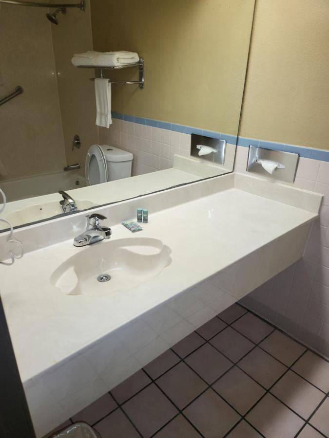 Americas Best Value Inn Pharr/Mcallen Exterior photo